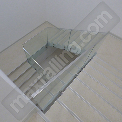 стъклен парапет с държачи